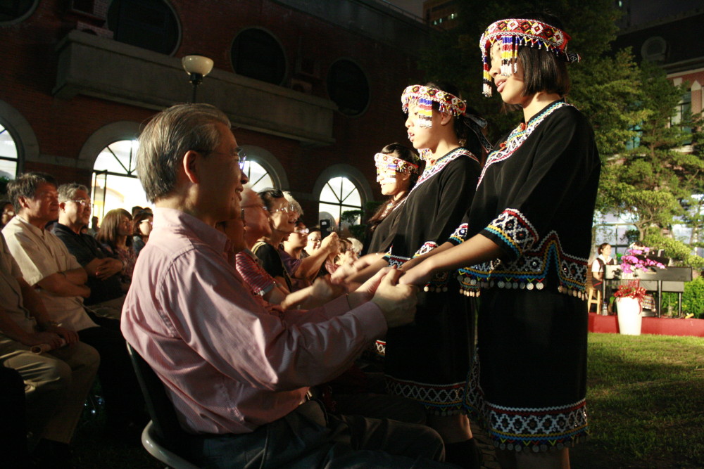 台灣原聲童聲合唱團團員為行政院毛院長等人獻唱