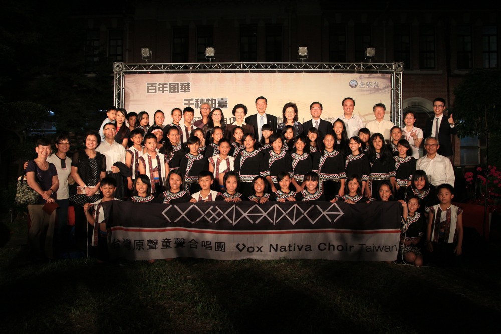 院長、副院長及本院委員等人與台灣原聲童聲合唱團合影