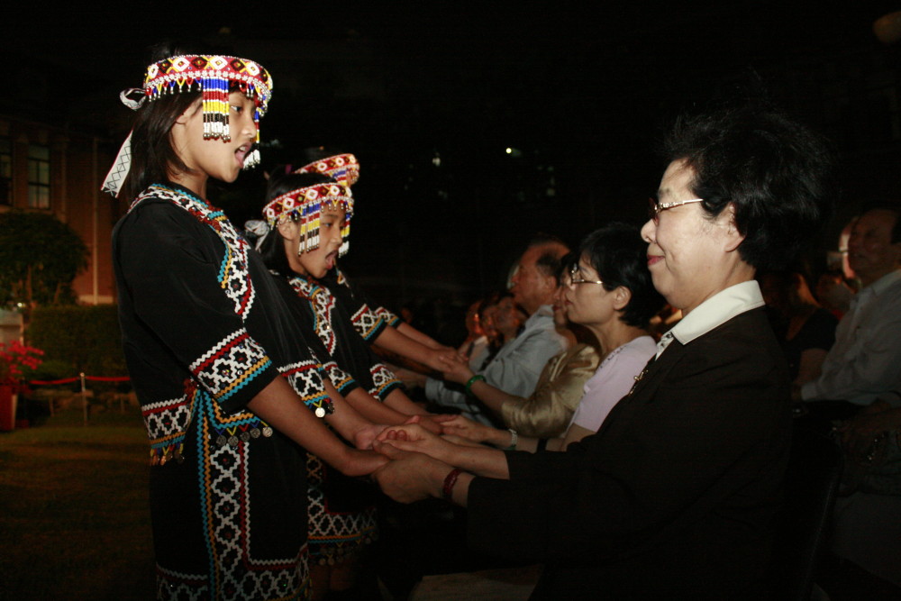 台灣原聲童聲合唱團團員為院長等人獻唱