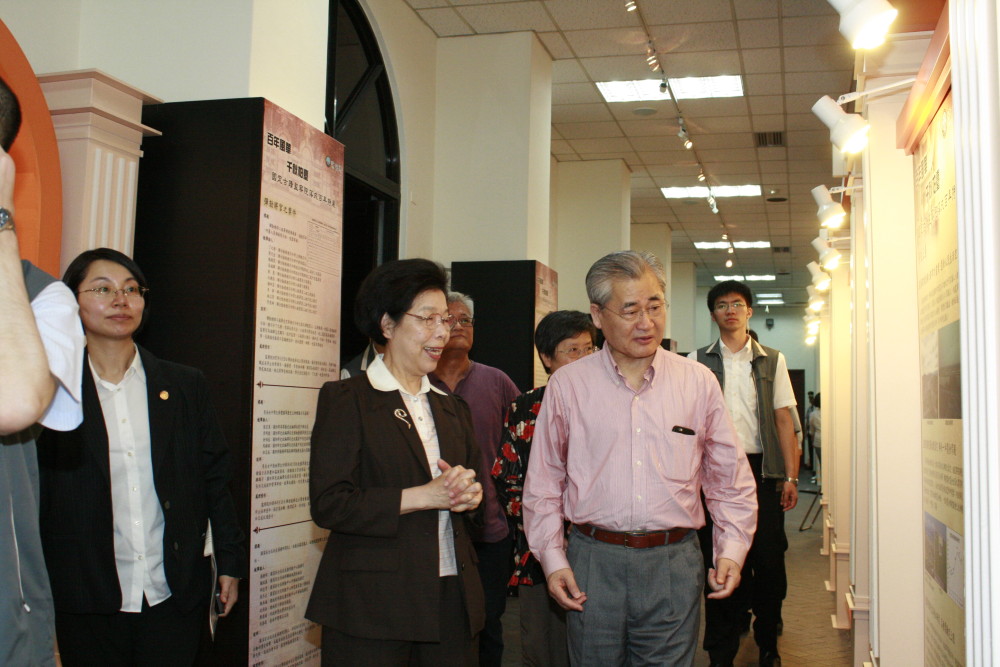 院長為行政院毛院長治國賢伉儷導覽