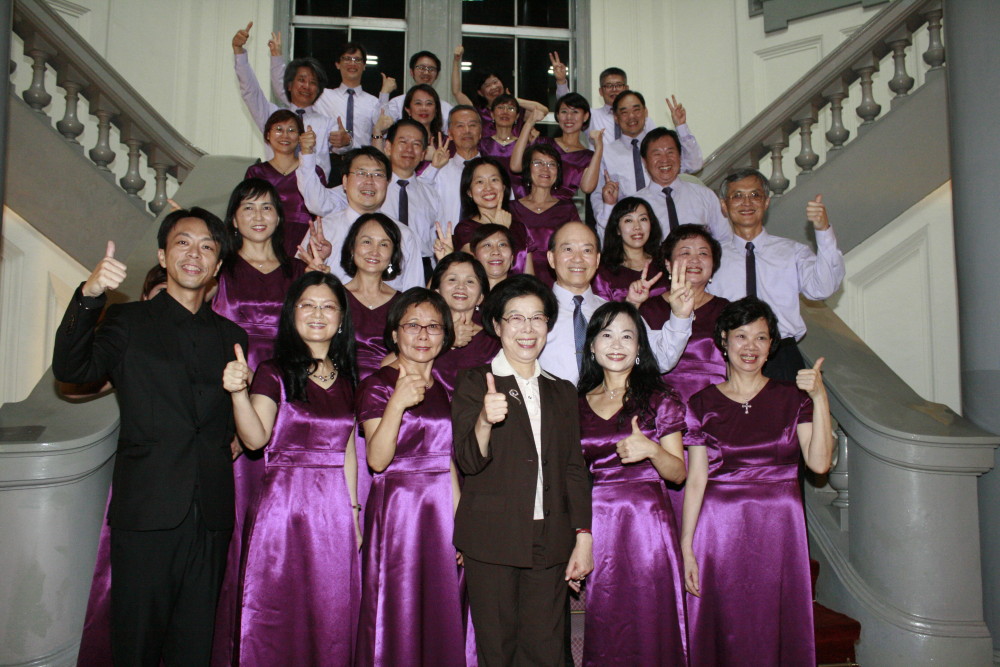 院長與本院晴聲表演藝術學社合影