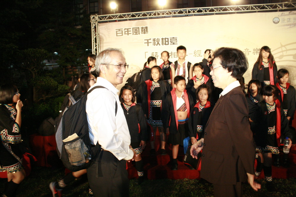 院長感謝台灣原聲童聲合唱團指揮馬校長彼得及團員參與演出
