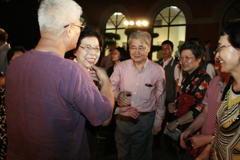 院長、副院長與行政院毛院長治國賢伉儷互相道別