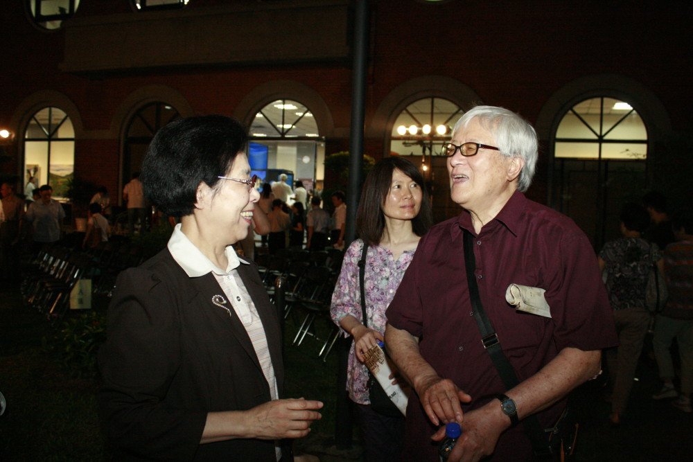 院長與第2屆委員翟宗泉道別